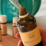 Dosage au compte-gouttes d'une huile végétale pour la préparation de synergies en atelier